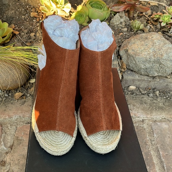 Banana Republic suede Whiskey peep toe wedge . - Picture 2 of 7